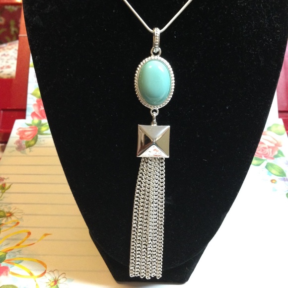 Jennifer Lopez's Silver Tone Necklace with Pendant - Picture 2 of 8